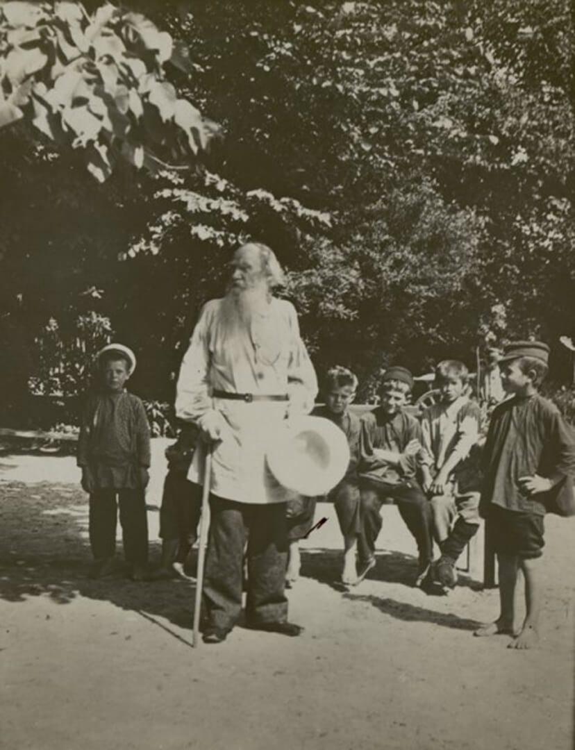 Л.Н. Толстой и крестьянские дети. 1905 г. Ясная Поляна.Фотография П.И. Бирюкова19,0 х 14,6 